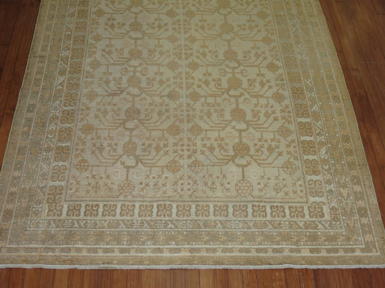 Khotan-Teppich mit Granatapfelmotiv (Wolle) im Angebot