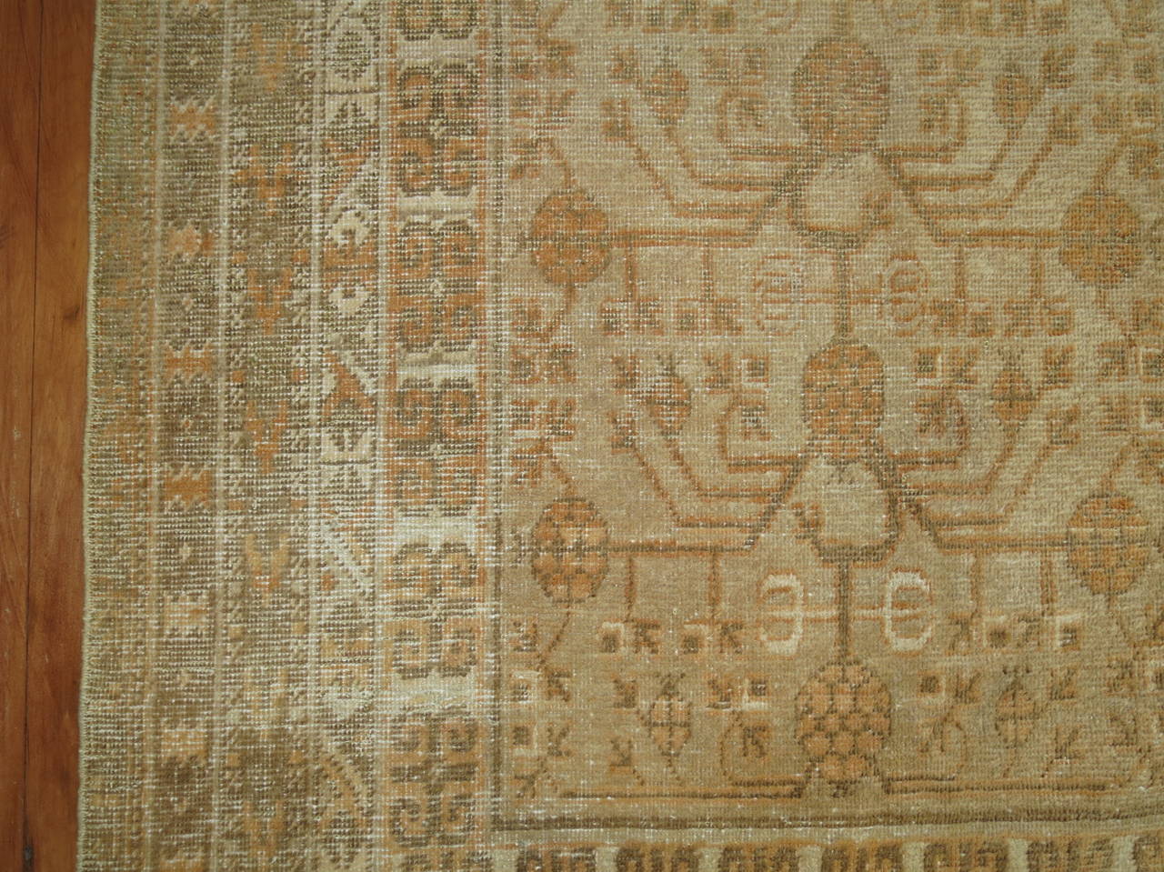 Khotan-Teppich mit Granatapfelmotiv (Colonial Revival) im Angebot