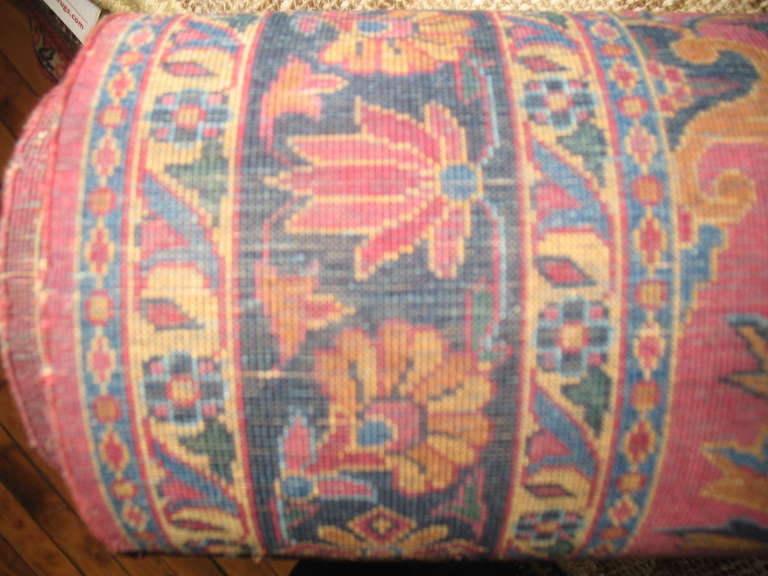 Tapis Persan Kashan en soie, finement tissé, dans des tons de bijoux. Taille très difficile à trouver également. Prune, rouge et bleu,

fin du 19e siècle. Mesures : 1'6