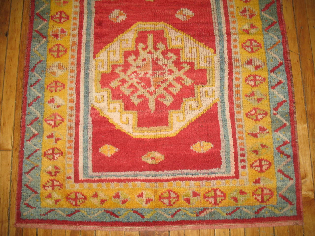 Mid-20th century Turkish Tulu rug in reds, green, yellow and blue.

Measures: 3'8