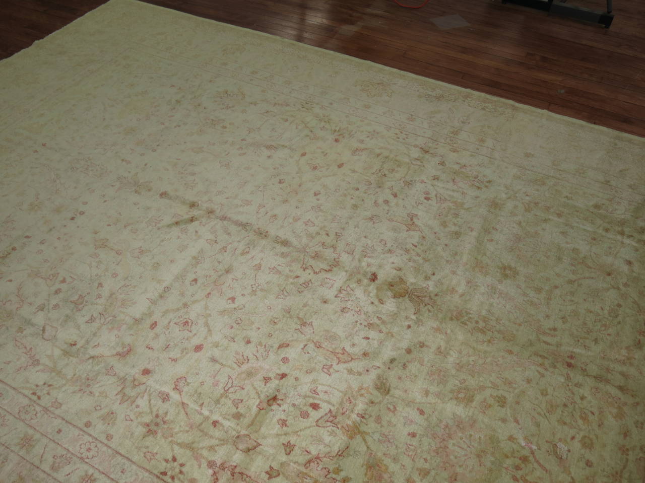 Antique Turkish Sivas Floral Ivory Pink Rug In Good Condition For Sale In New York, NY