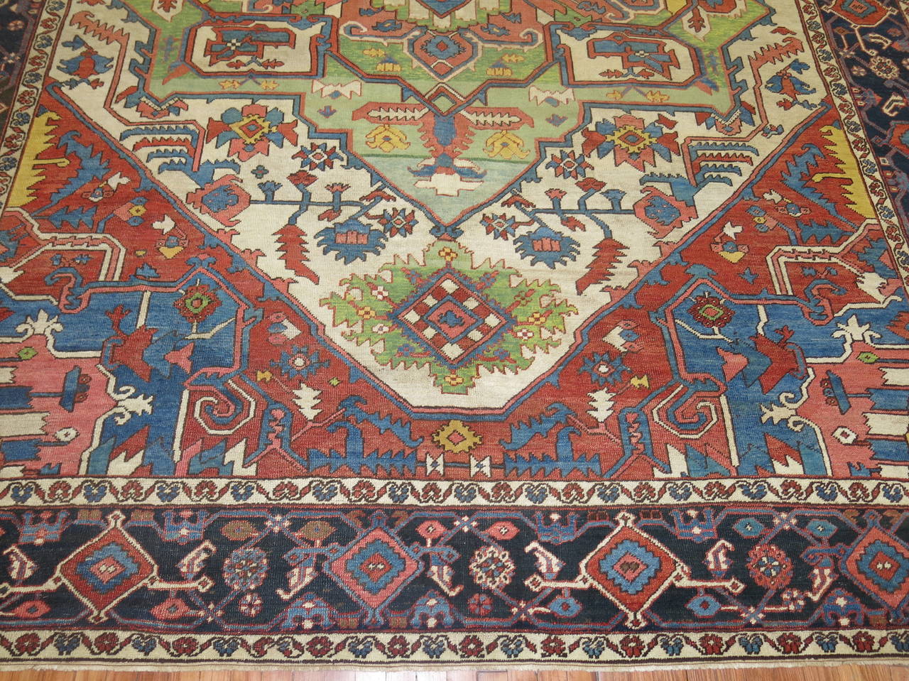 Antique Serapi Heriz Carpet In Good Condition For Sale In New York, NY