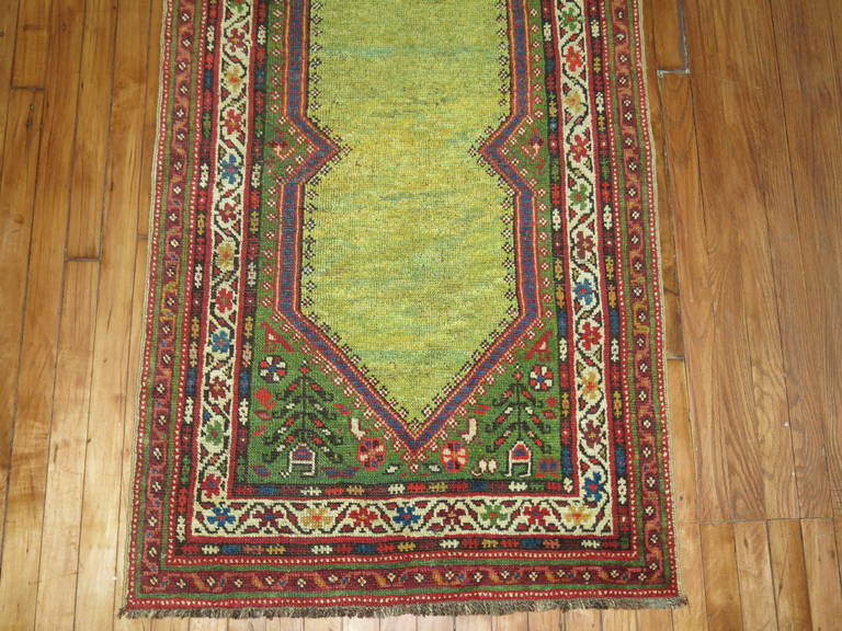 Kashan Tapis de couloir persan ancien vert citron en vente