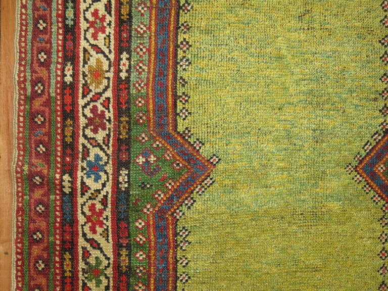 Perse Tapis de couloir persan ancien vert citron en vente