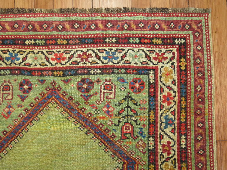 Tapis de couloir persan ancien vert citron Excellent état - En vente à New York, NY