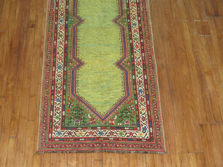 20ième siècle Tapis de couloir persan ancien vert citron en vente