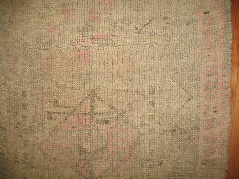 Mid-Century Modern Tapis de couloir marocain neutre rose clair et crème du milieu du 20e siècle en vente
