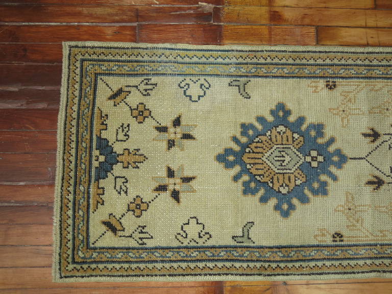 Tissé à la main Long tapis de couloir d'Oushak turc ancien du début du 20e siècle, motif champ ivoire en vente