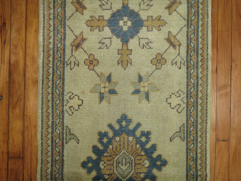 Long tapis de couloir d'Oushak turc ancien du début du 20e siècle, motif champ ivoire Excellent état - En vente à New York, NY