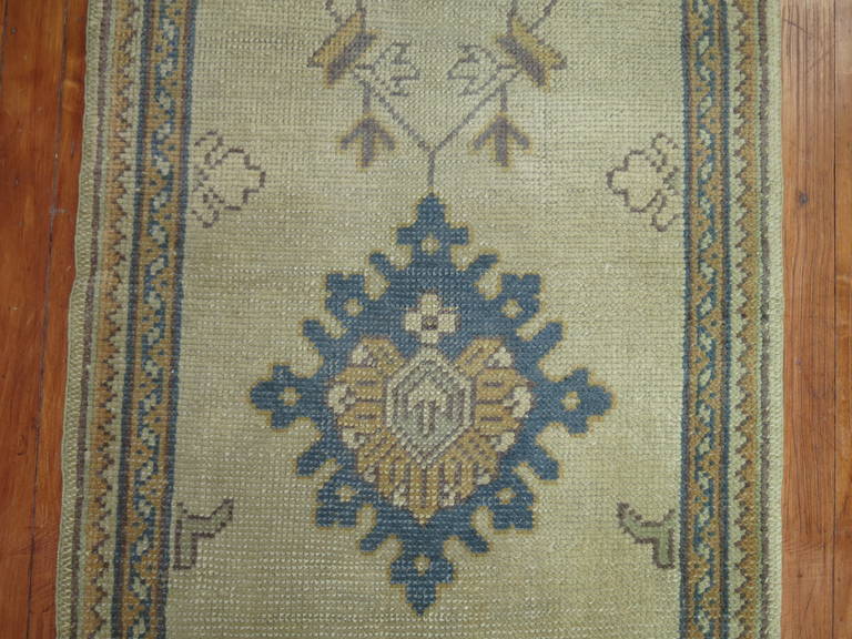 20ième siècle Long tapis de couloir d'Oushak turc ancien du début du 20e siècle, motif champ ivoire en vente