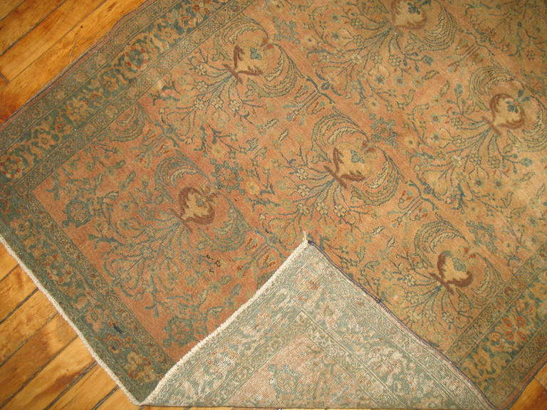 Un tapis sarouk décoratif du début du 20e siècle finement tissé dans des tons bruns et des accents vert olive.