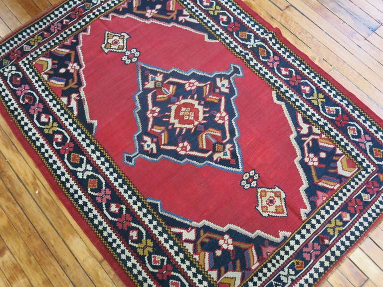 Perse Collection Zabihi, Kilim persan Senneh ancien du 19ème siècle, coloré par des bijoux en vente