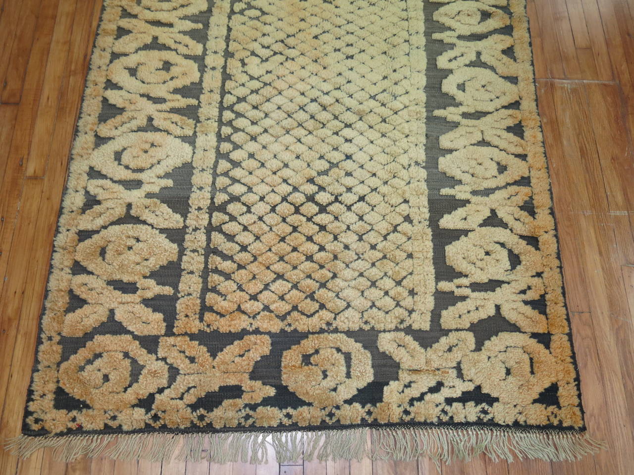 Tapis africain inspirant du milieu du siècle, avec un velours inhabituel de couleur cantaloup sur une base texturée à tissage plat. Une grande créativité de la part du tisserand.