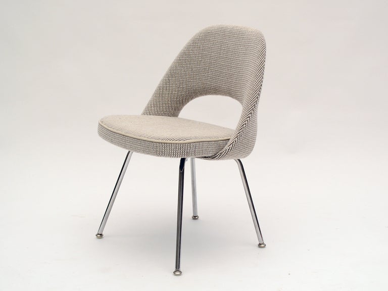 Set of 8 Saarinen chairs upholstered in Cato In Excellent Condition In Highland, IN