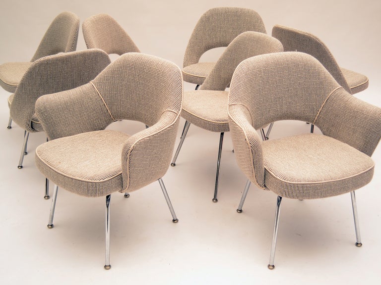 Set of 8 Saarinen chairs upholstered in Cato 1