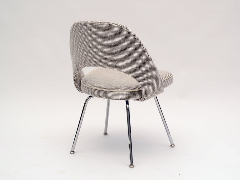 Mid-20th Century Set of 8 Saarinen chairs upholstered in Cato