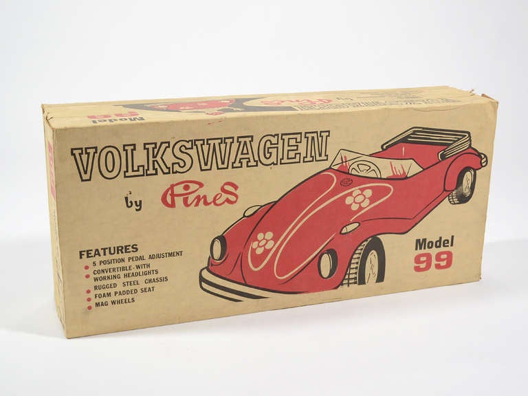 Dieses außergewöhnliche VW-Tretauto wurde von Pines of America Inc. in Fort Wayne, Indiana, hergestellt und wird mit seinem Originalkarton geliefert. Diese Kunststoff-Tretautos sind in jedem Zustand sehr schwer zu finden, ein so komplettes und in so
