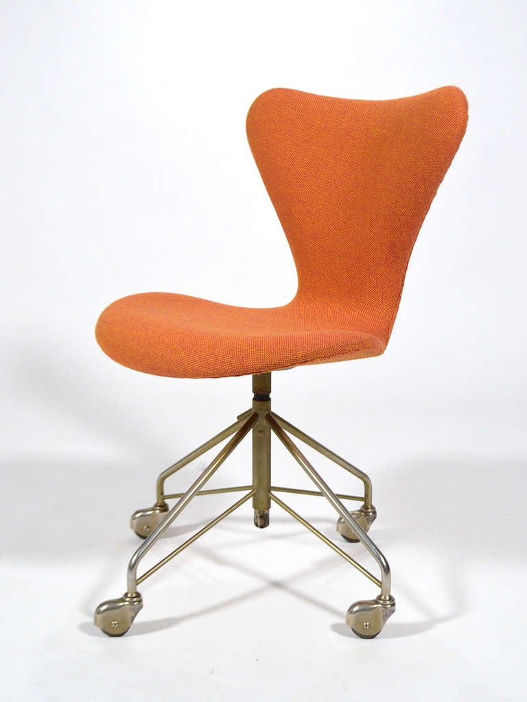 Scandinavian Modern Arne Jacobsen Sevener Chair, Model 3117 by Fritz Hansen