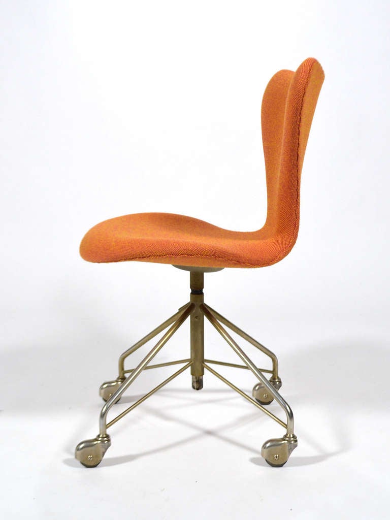 Arne Jacobsen Sevener Chair, Model 3117 by Fritz Hansen In Good Condition In Highland, IN