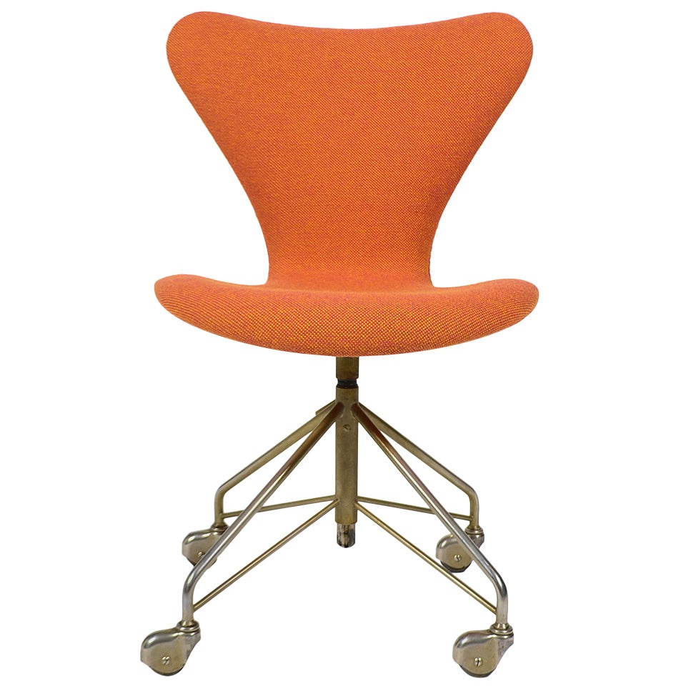 Arne Jacobsen Sevener Chair, Model 3117 by Fritz Hansen
