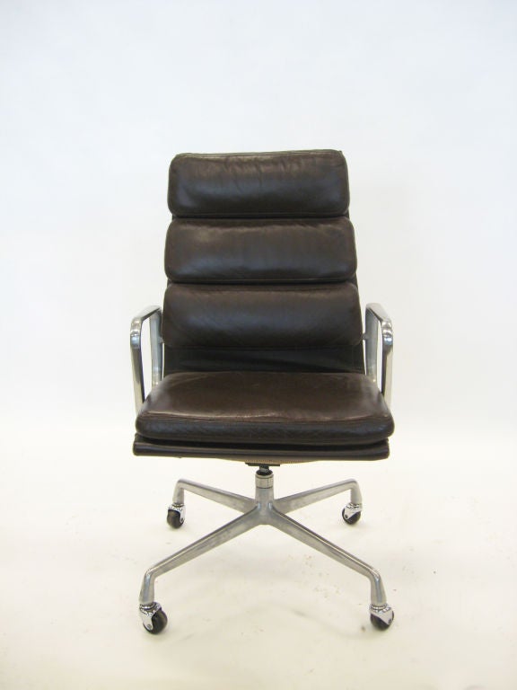 This vintage soft-pad executive task chair designed by Charles and Ray Eames is in great original original condition with chocolate brown leather and the four-star base. The tilt, swivel, and adjustable height allow it to accommodate any sitter.