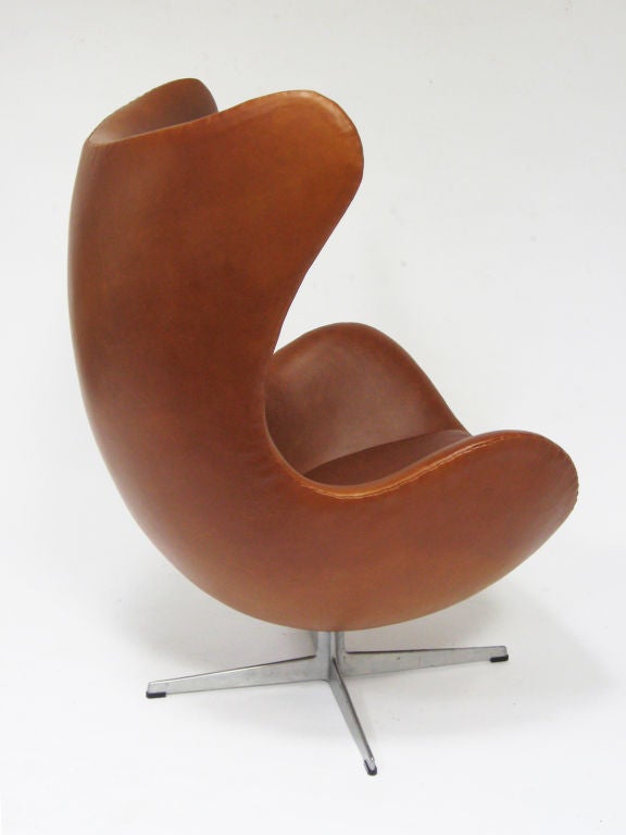 Arne Jacobsen egg chair in cognac leather by Fritz Hansen In Excellent Condition In Highland, IN