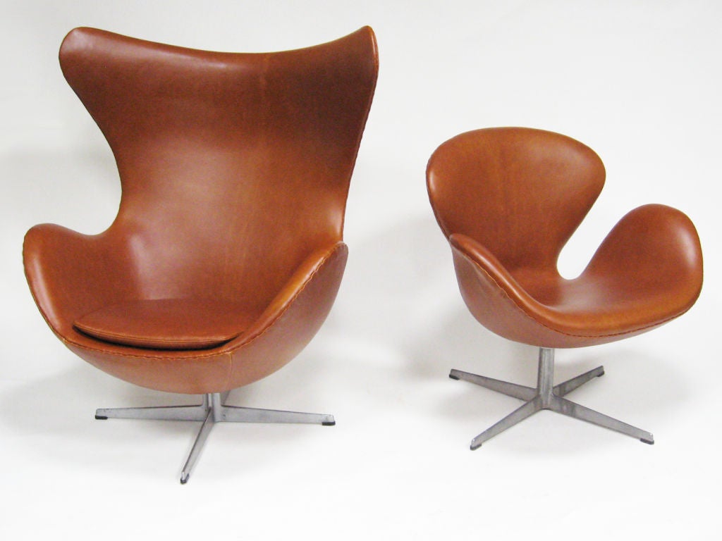 Arne Jacobsen swan chair in cognac leather by Fritz Hansen 3