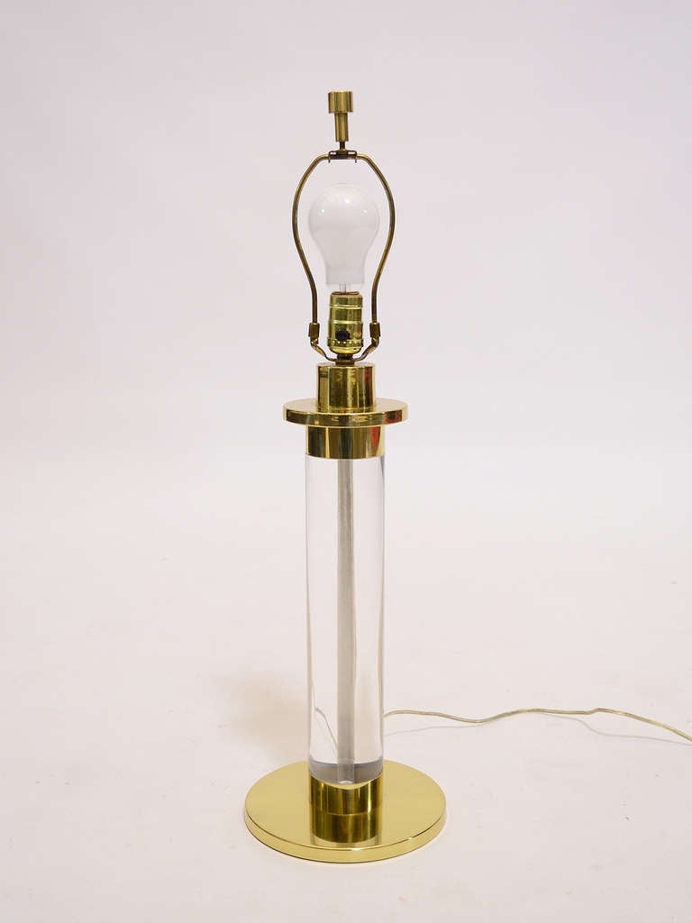Mid-Century Modern Lampe de bureau en lucite et laiton de Frederick Cooper en vente