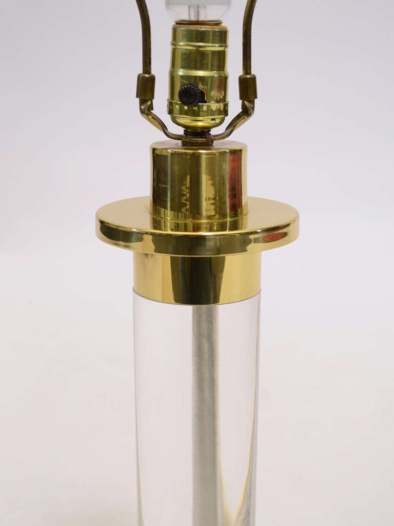 Tischlampe aus Lucite und Messing von Frederick Cooper (amerikanisch) im Angebot