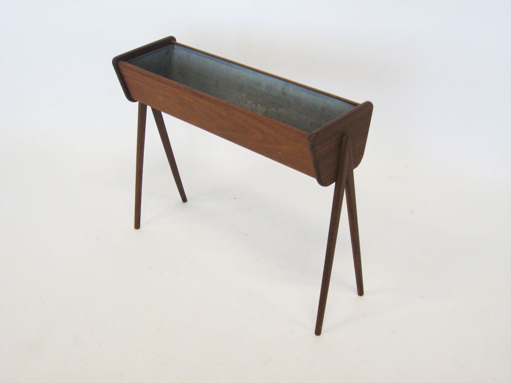 Danish teak plant stand/ planter In Good Condition In Highland, IN