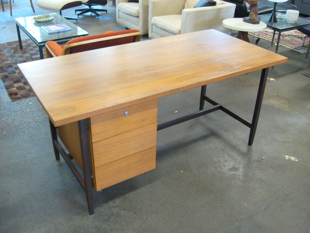 American Early Florence Knoll signle pedestal desk