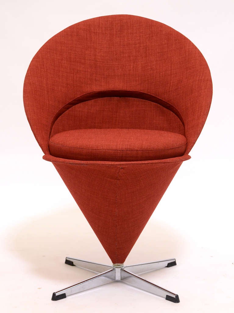 Un design classique de Panton, la chaise cône est petite, sculpturale, ludique et étonnamment confortable.
Cet exemple vintage est nouvellement tapissé d'un tissu rouge brique avec un beau tissage.