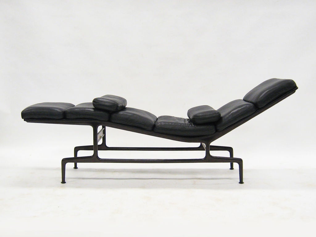 Eames “Billy Wilder” chaise lounge by Herman Miller In Excellent Condition In Highland, IN