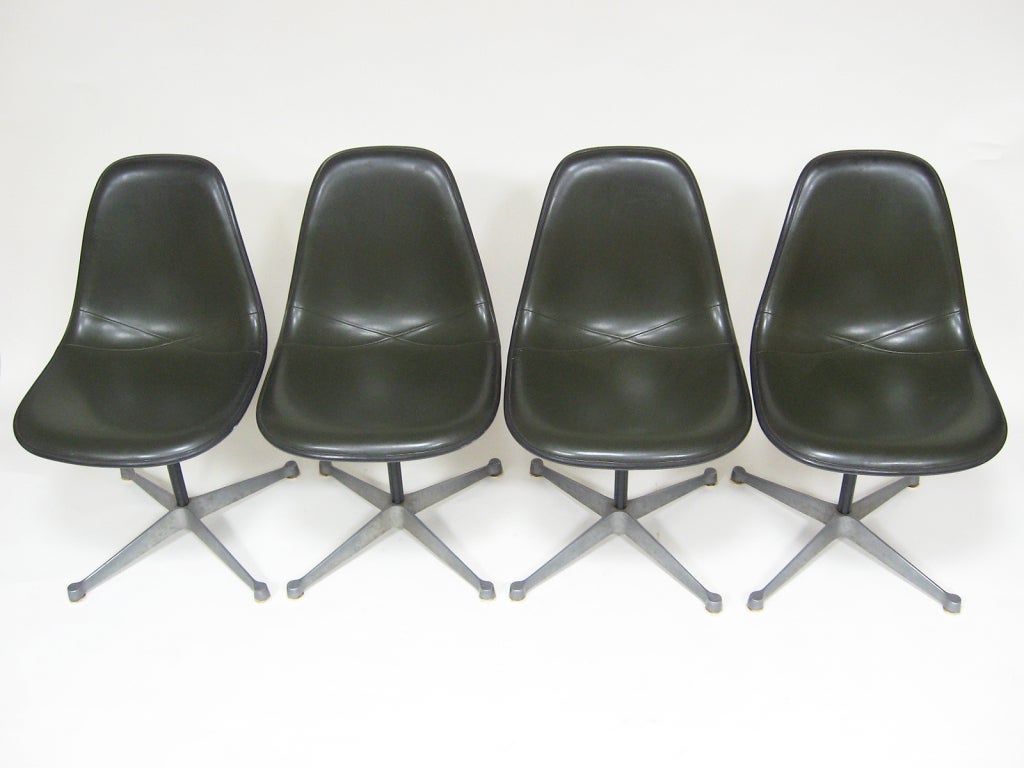 Set of Eames upholstered side chairs by Herman Miller In Good Condition For Sale In Highland, IN