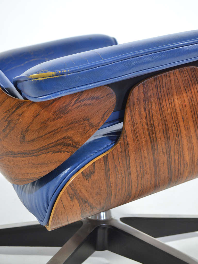 Rosewood Rare Eames 670 Lounge Chair with Cobalt Blue Leather by Herman Miller