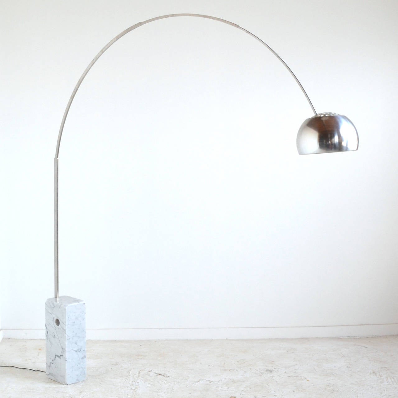 Achille Castiglioni Arco Lampe von Flos (Italienisch)