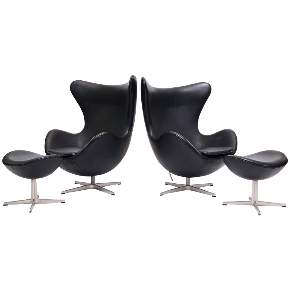 Pair of Arne Jacobsen Egg Chairs and Ottomans by Fritz Hansen