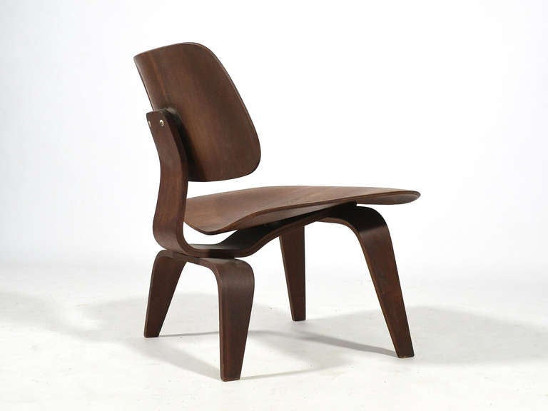 Early Evans Production Walnut LCW by Charles and Ray Eames In Good Condition In Highland, IN
