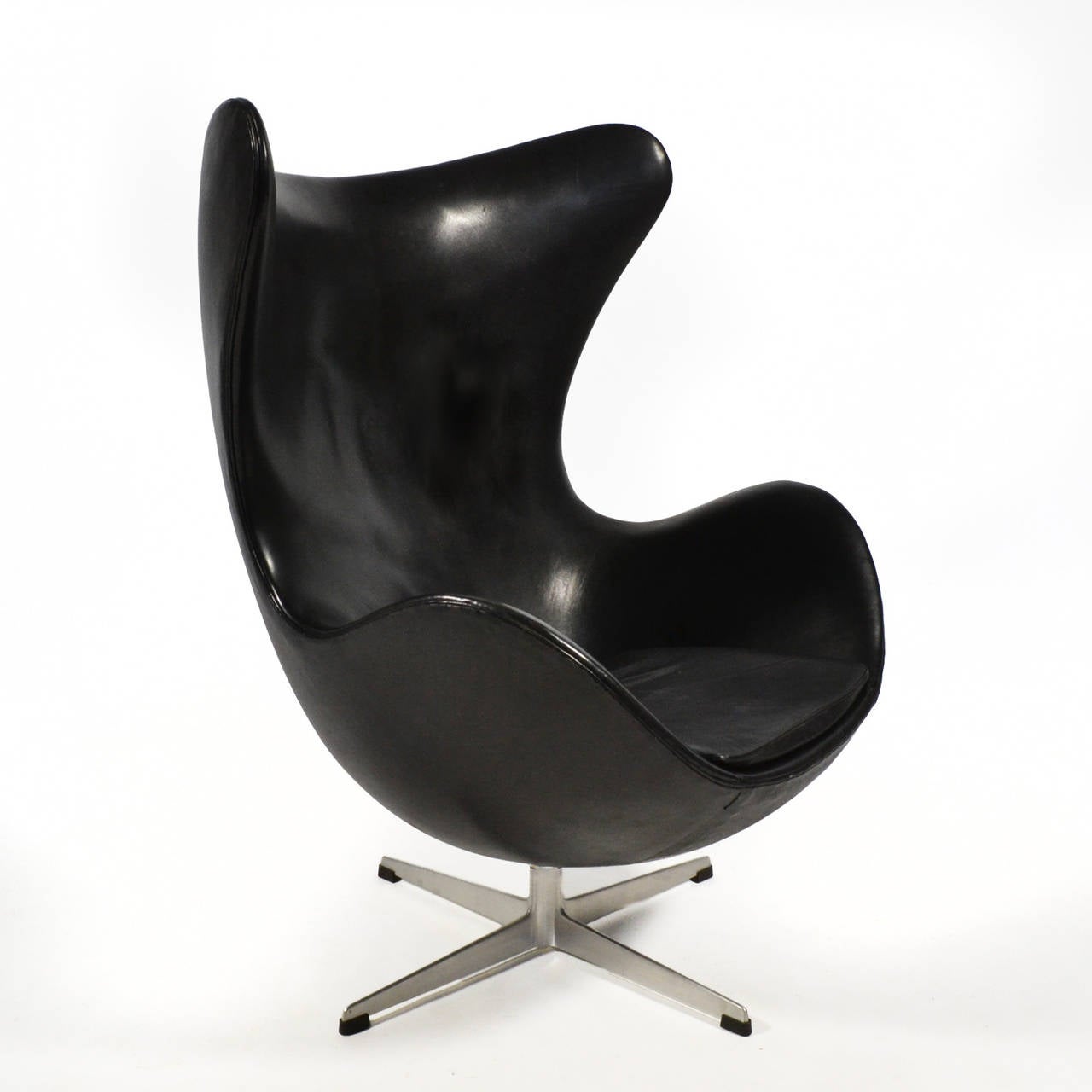 Arne Jacobsen Early Egg Chair in original schwarzem Leder im Zustand „Gut“ in Highland, IN