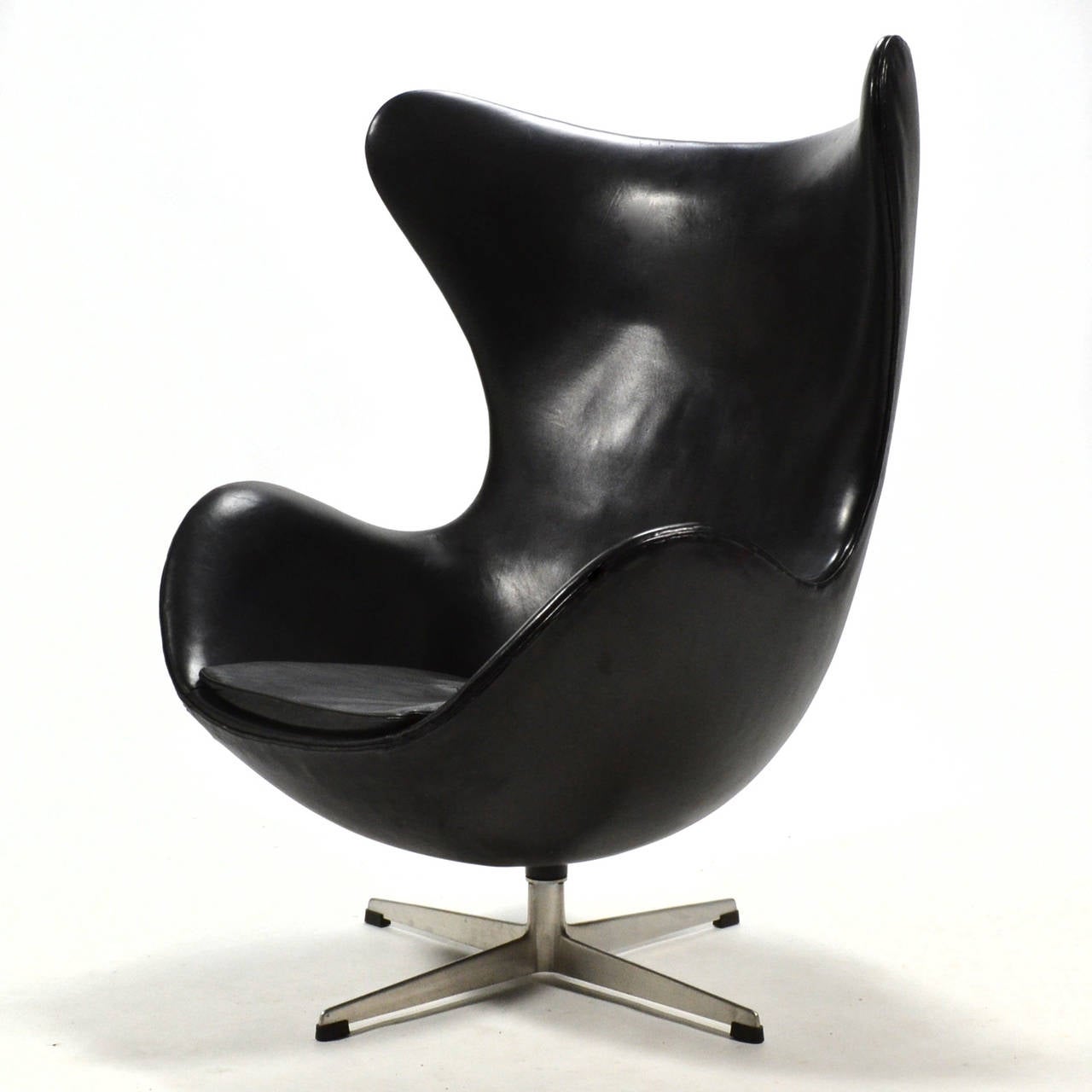 Arne Jacobsen Early Egg Chair in original schwarzem Leder (Skandinavische Moderne)