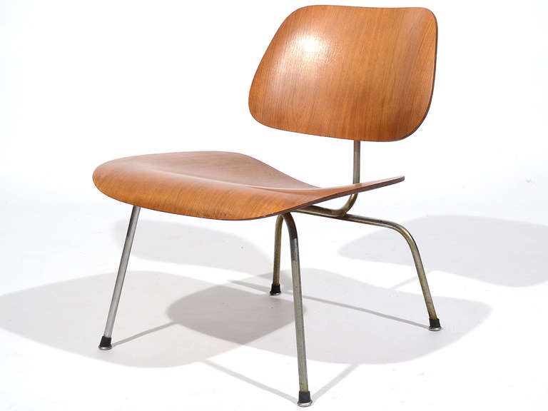 Fauteuil de salon LCM Charles and Ray Eames en noyer par Herman Miller en vente 1