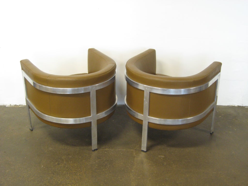 Mid-20th Century Pair of three-legged barrel back lounge chairs by Erwin-Lambeth