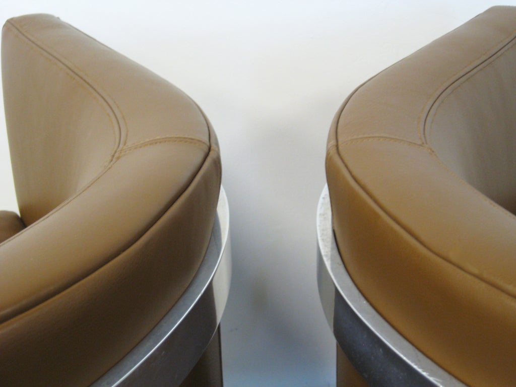 Aluminum Pair of three-legged barrel back lounge chairs by Erwin-Lambeth