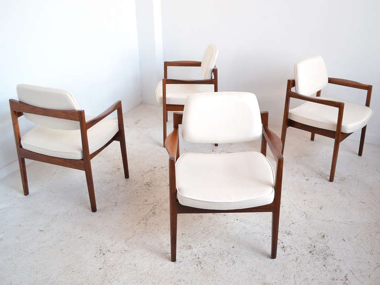 A handsome set of four model 1114 armchairs with open arms. The solid walnut frames support floating seats and backs and have beautiful sculpted details. Risom furniture always has exceptional build quality. Newly refinished and reupholstered in a