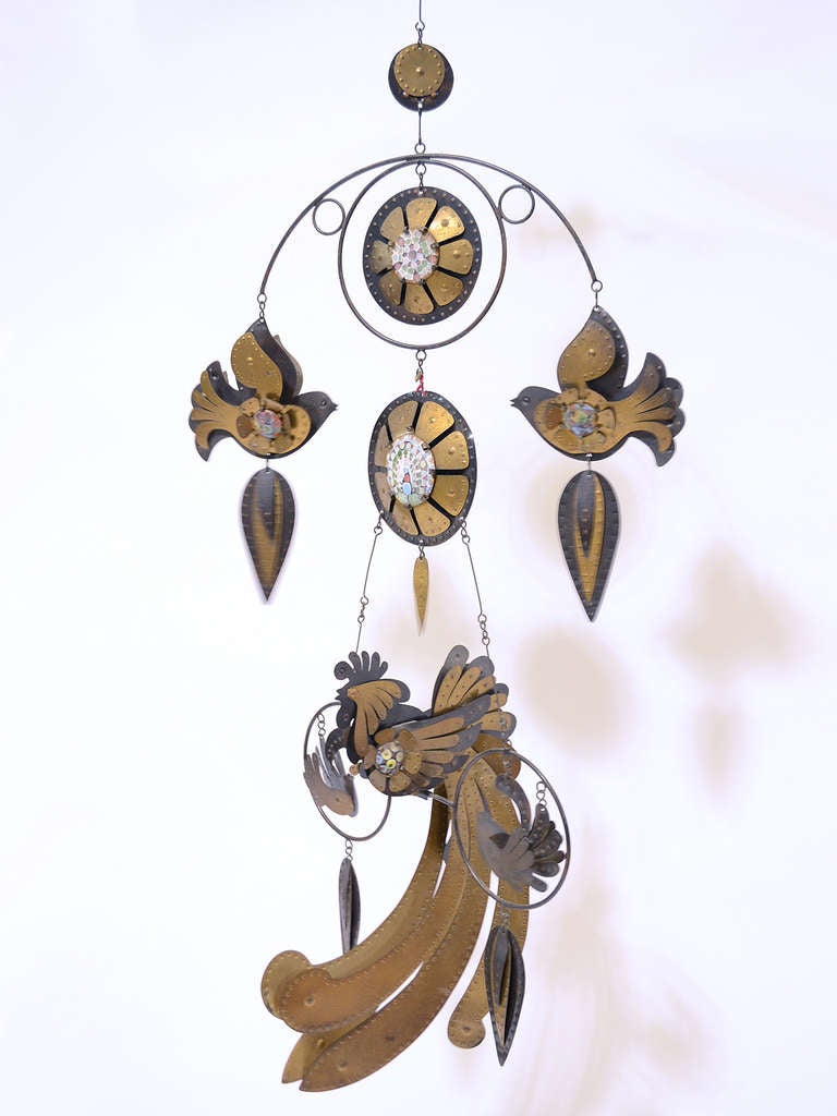 Questo fantasioso mobile è una vera delizia. Festonata con uccelli, fiori e foglie, questa opera dell'artista cileno Cesar Vasquez ci ricorda perché Alexander Girard era così innamorato dell'arte popolare.

Creato con strati multipli che danno una