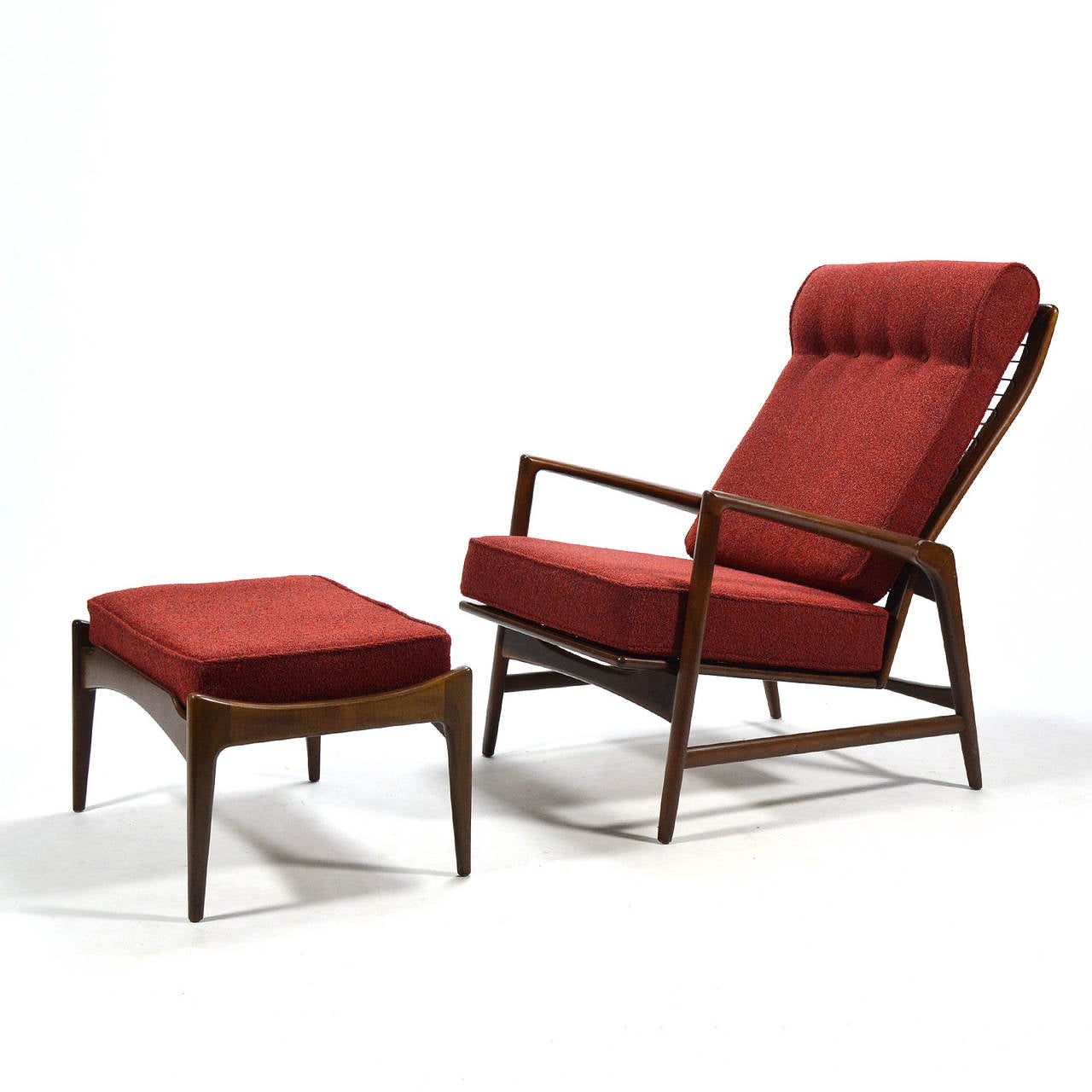 Cette chaise longue inclinable et ce pouf d'Ib Kofod-Larsen combinent des lignes sexy, un confort incroyable et une grande fonctionnalité. Le fauteuil dispose de cinq positions d'inclinaison permettant de tout faire, de la conversation à la lecture,