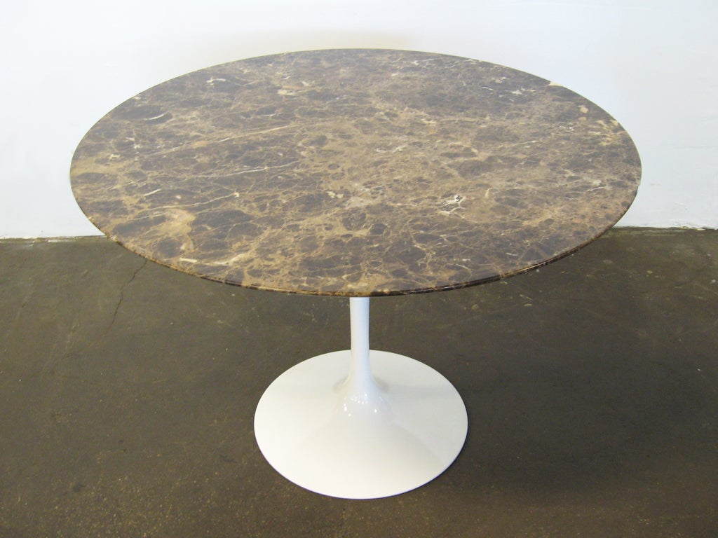 Eero Saarinen tulip table with marble top by Knoll In Excellent Condition In Highland, IN