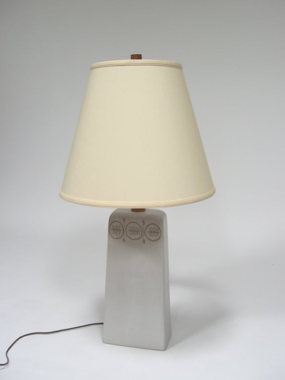 Lampe de bureau avec décoration en sgraffite de Gordon et Jane Martz en vente 1