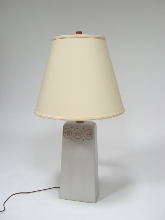 Lámpara de mesa con decoración esgrafiada de Gordon y Jane Martz en venta 1