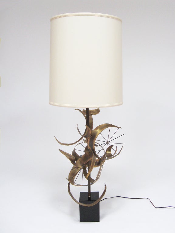 Américain Lampe de table sculpturale par Laurel en vente